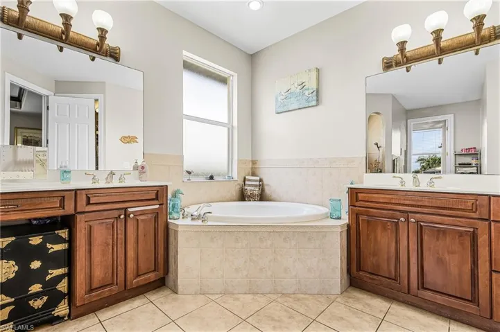 2441 Nw 9th Ter, Cape Coral, Florida 33993