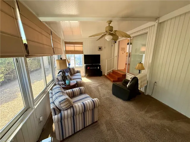 Sunroom / solarium with beam ceiling