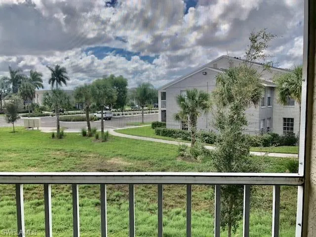 View of grassy yard