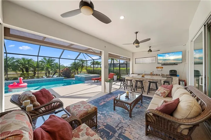 Spacious Lanai w. Outdoor Kitchen