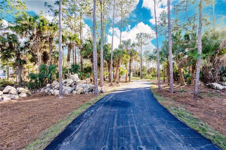 416  Shady Hollow E BLVD, Naples, FL 34120
