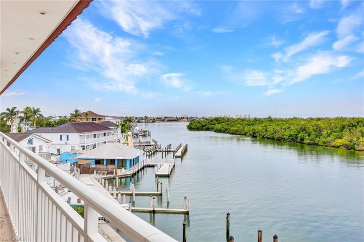 E401, View from the balcony to the Collier Creek