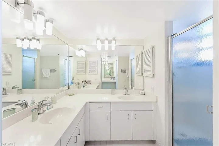 Primary Bath w/ walk-in shower