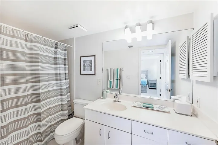 Guest Bathroom with shower/tub