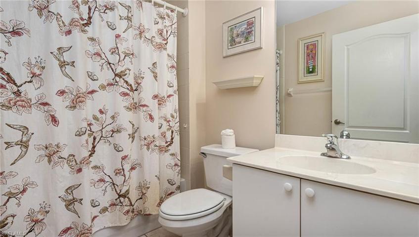 Guest Bathroom w/tub