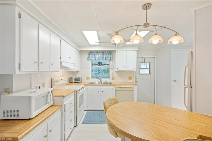 3073  Longview  LN, North Fort Myers, FL 33917