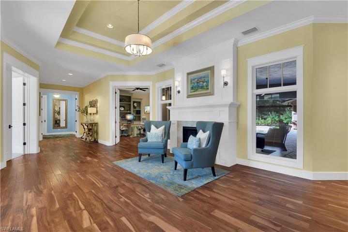 Foyer w/ Elegant Tray Ceiling