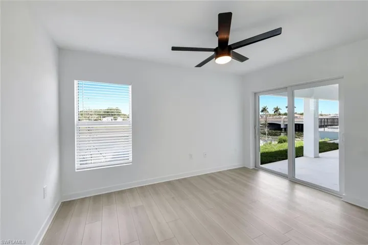 optional second owner's suite with private bath and lanai access/segundo dormitorio principal con bano privado y acceso a la terraza