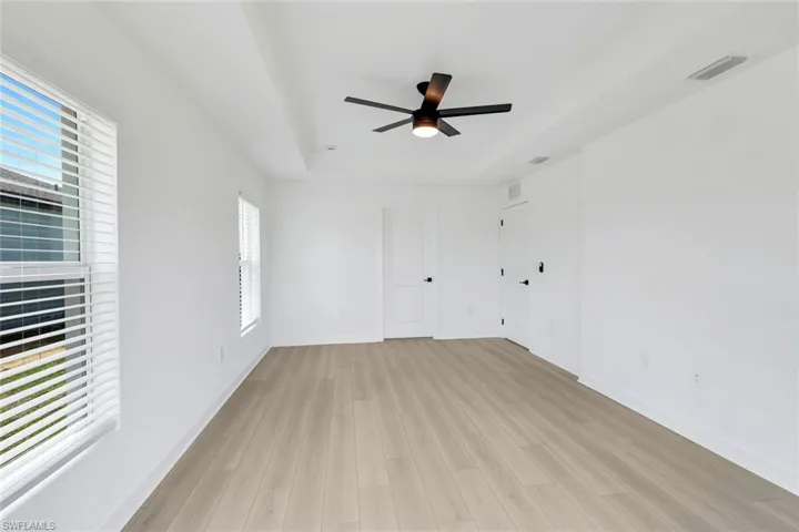 dormitorio principal con bano privado