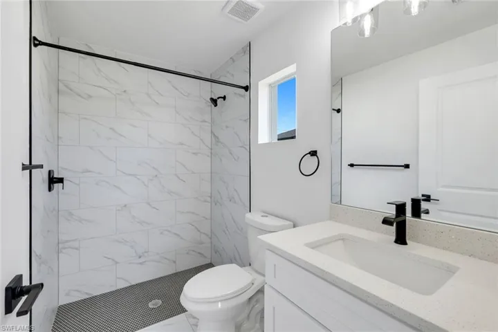 optional second owner's suite - private bath/segundo dormitorio principal - bano privado