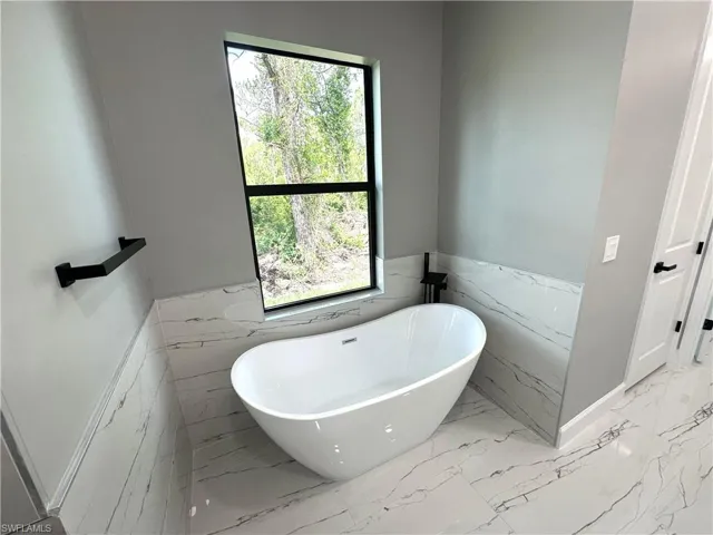 Soaking tub with bathing wand