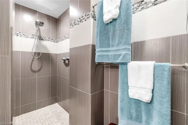 Large shower with seat