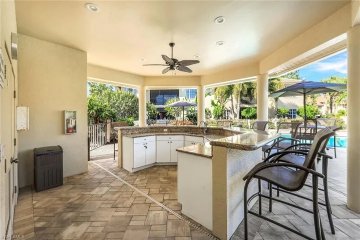 Outdoor kitchen/bar
