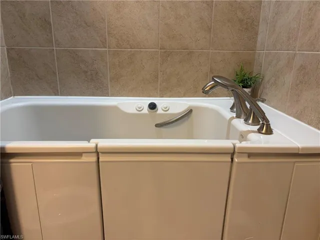 Kohler Walk-in Tub/shower