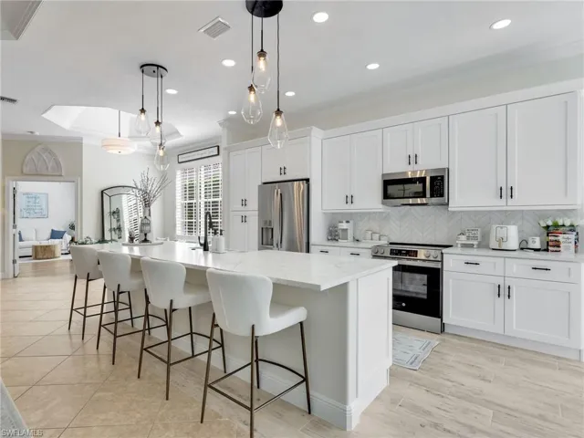Nice Spacious Breakfast Bar
