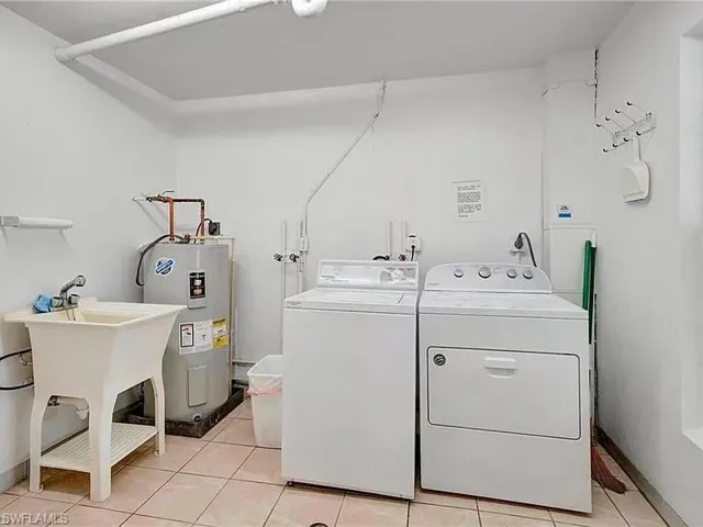 1900  Alamanda  DR, Naples, FL 34102