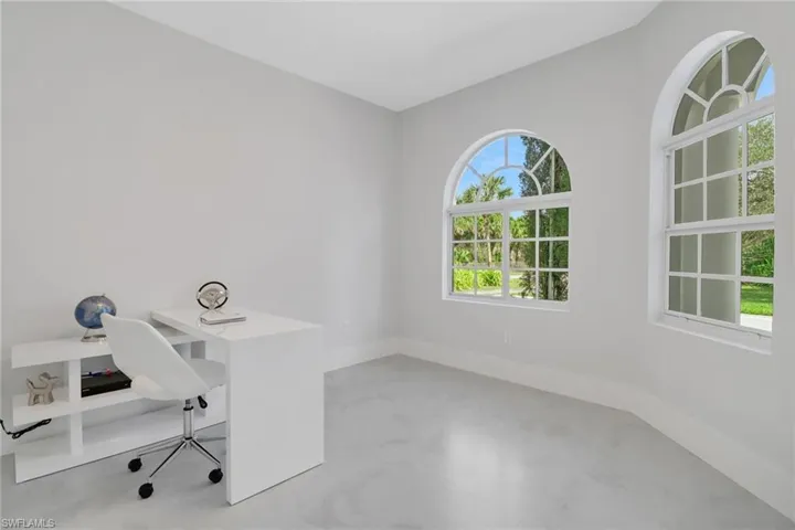 Unfurnished office with a healthy amount of sunlight