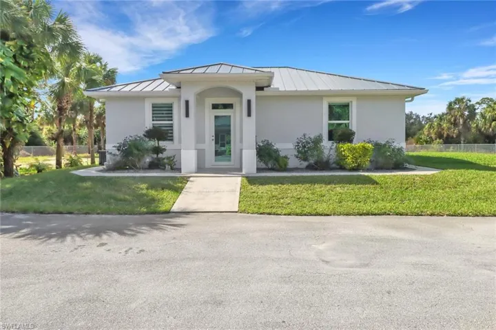 View of front of property featuring a front lawn
