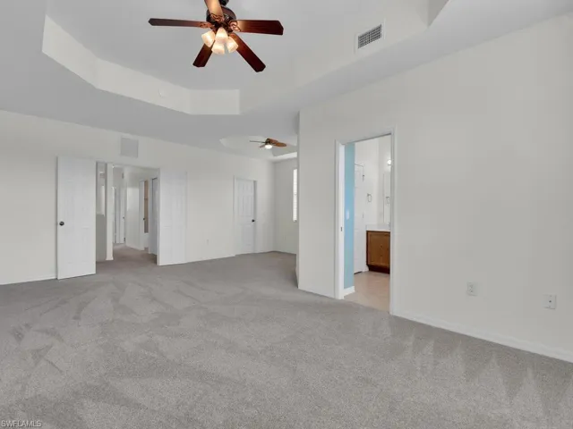 Master Suite w/ x-large walk-in closet