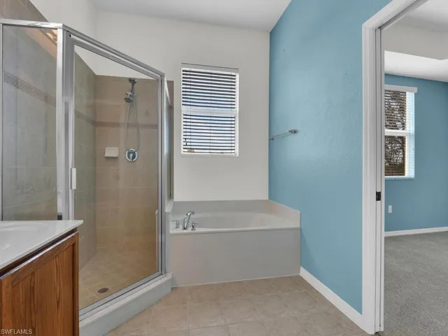 Master Suite Bath w/ Separate Tub & Shower