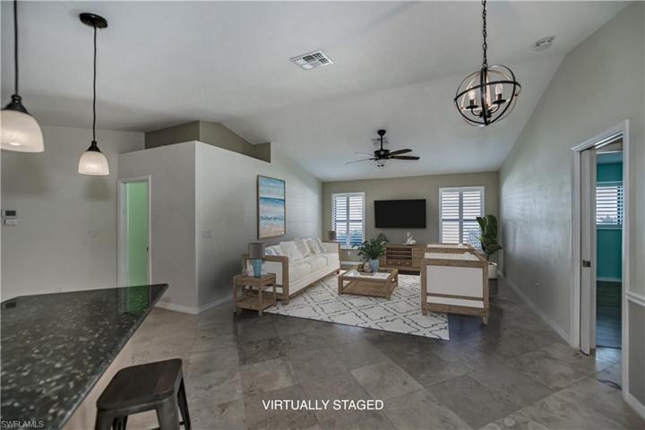 EXTRA LARGE FAMILY ROOM