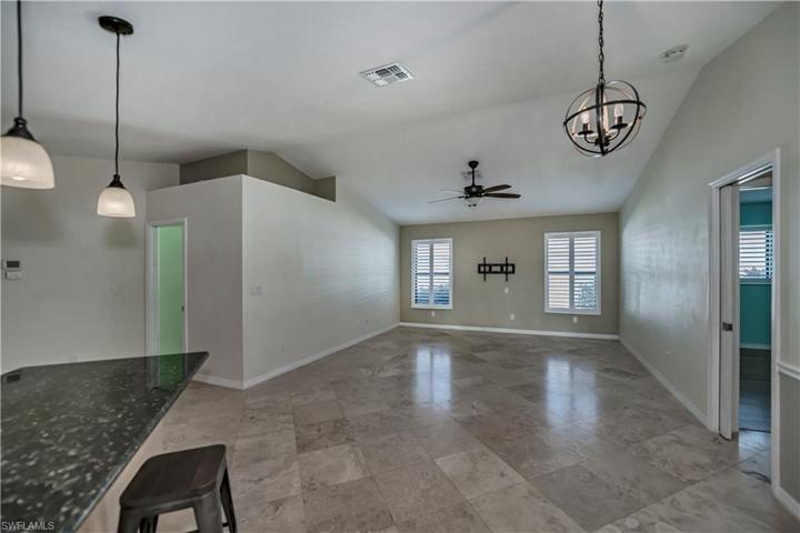 EXTRA LARGE FAMILY ROOM