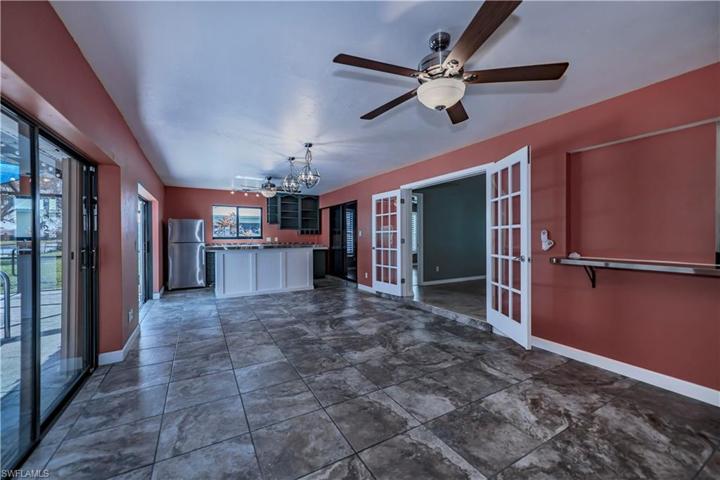 BONUS ROOM / PARTIAL 2ND KITCHEN