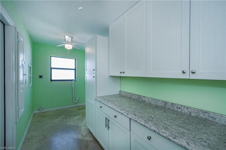HUGE INSIDE LAUNDRY ROOM / BUTLERS PANTRY