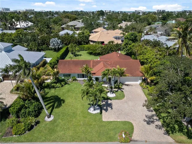 2085  Alamanda  DR, Naples, FL 34102