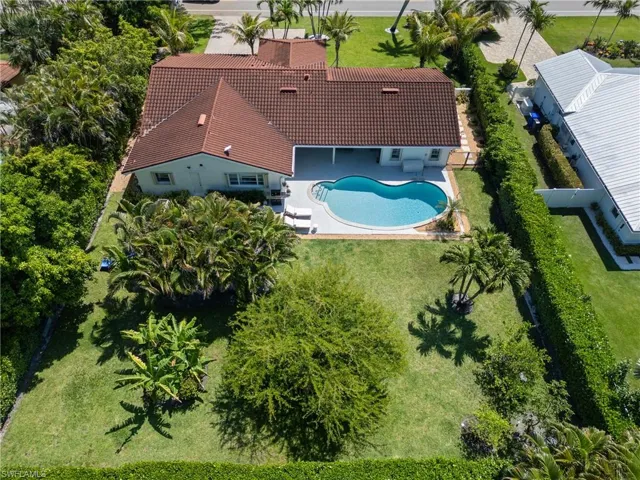 2085  Alamanda  DR, Naples, FL 34102