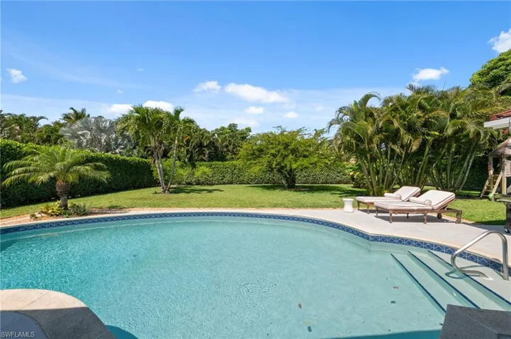 2085  Alamanda  DR, Naples, FL 34102