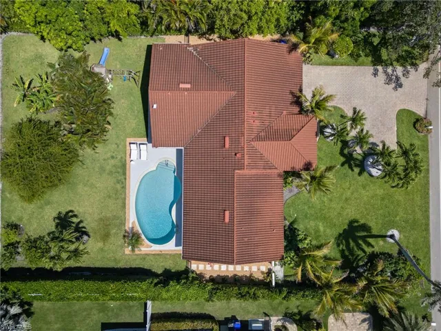 2085  Alamanda  DR, Naples, FL 34102