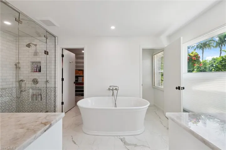 2085  Alamanda  DR, Naples, FL 34102