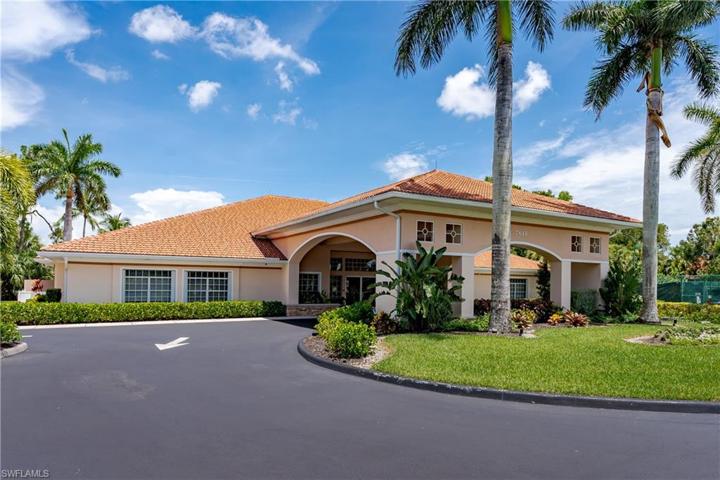 7711  Berkshire Pines  DR, Naples, FL 34104