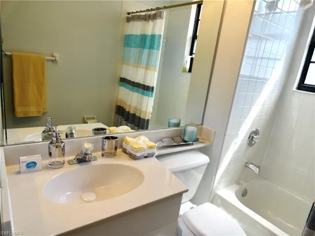 Full bathroom featuring vanity, toilet, and shower / bath combo