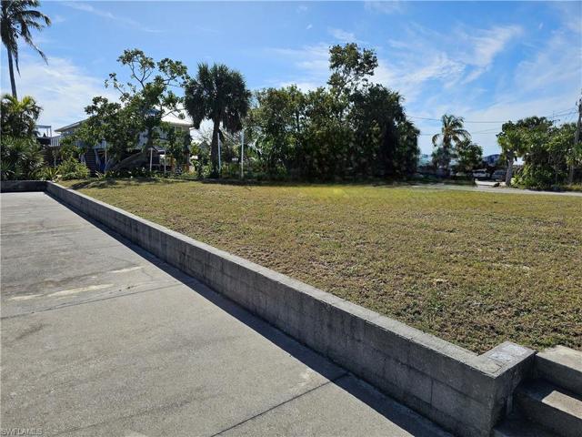 3210 Stabile RD, ST. JAMES CITY FL 33956