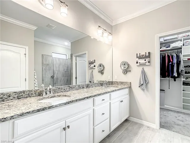 On-suite bathroom with walk-in closet and built-in closet organizers