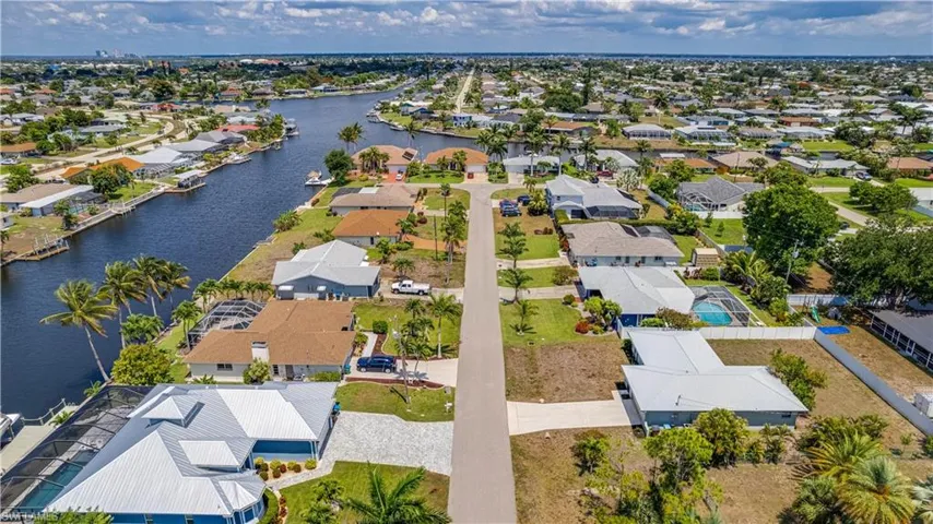 914 SE 28th  TER, Cape Coral, FL 33904