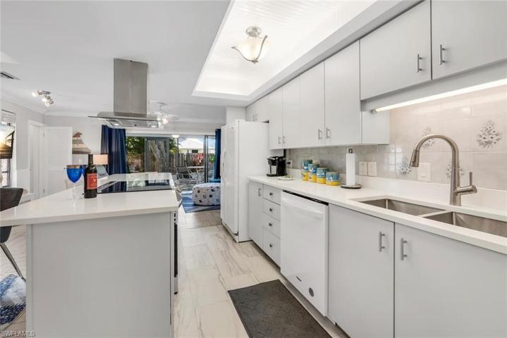 Light/bright Island Kitchen West unit