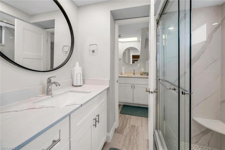 Ensuite Primary Bath w/double sinks
