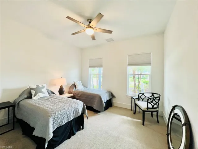 Cheery guest bedroom with twin beds