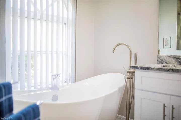 Master bath soaking tub