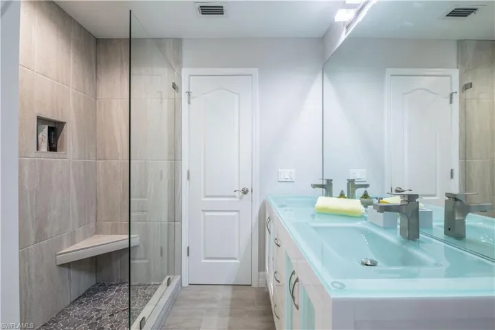 Guest bath also serving as a pool bath