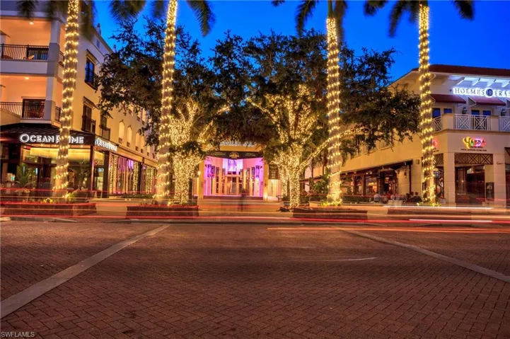 Downtown dining and shopping abounds!