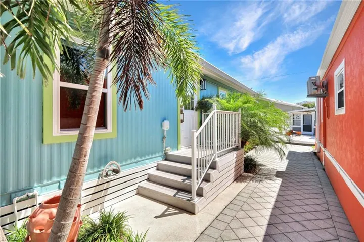 This Key West style home is just SO adorable!