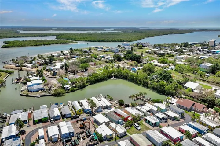 MINUTES from Marco Island AND Naples!