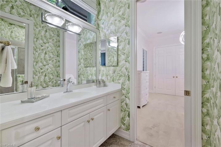 En-suite bath w/ walk-in shower