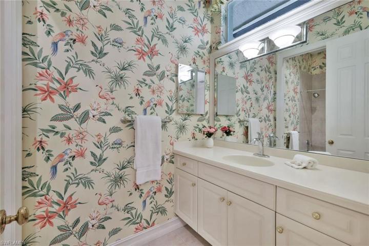 En-suite bath w/ tub-shower