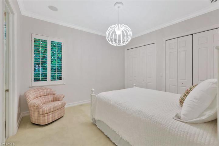 Queen suite w/ full-wall closet