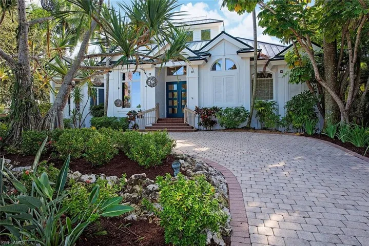 180  7th S AVE, Naples, FL 34102